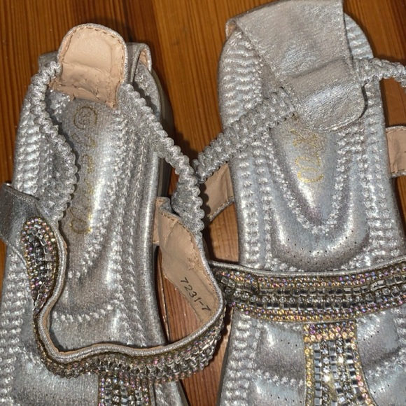 Sandals - Picture 4 of 4